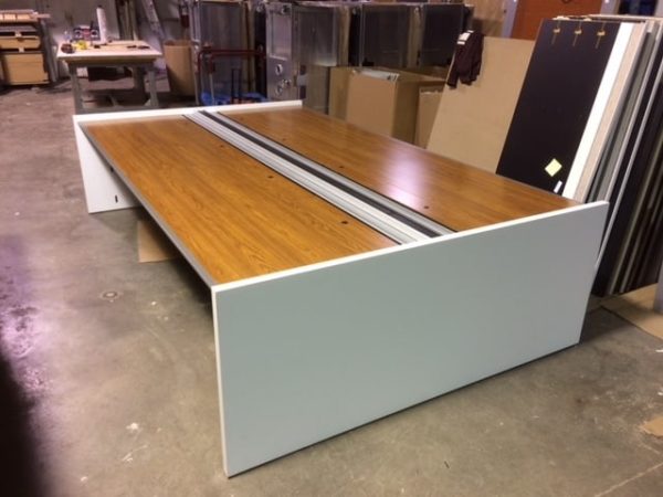 Used Innovant Trading Desk (White & Wood)