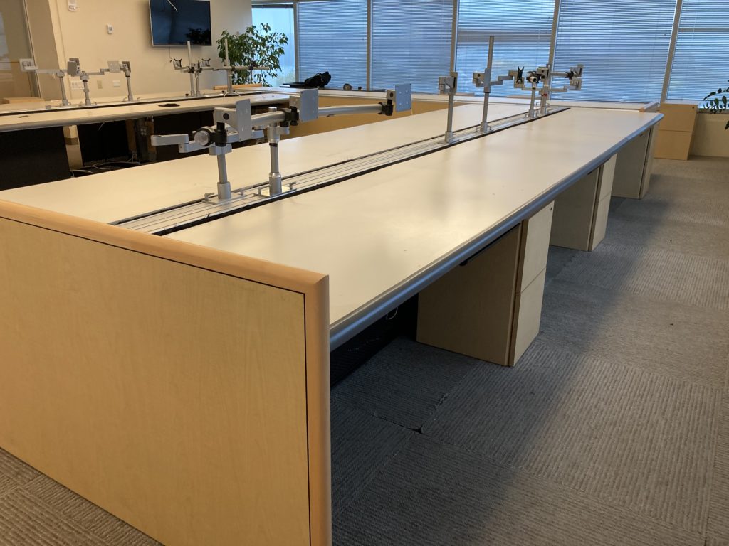 Gerald Used Innovant Trading Desk w/ Technical Rail Saraval Industries