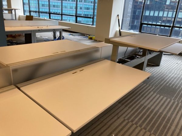 Piper- Used Innovant adjustable sit/stand technical desks in office